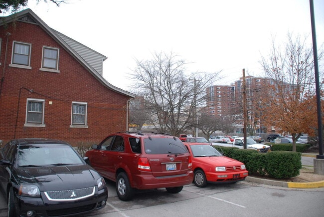 Building Photo - 6 BR house on UK campus - FALL 2026-2027