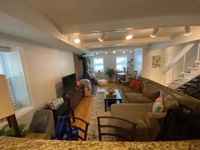 Building Photo - 347 W Dickens Ave