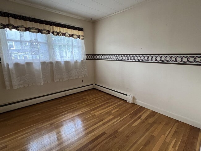 Building Photo - "Charming 3-Bed, 2-Bath Gem on Pearl Street – Your Ideal Bangor Retreat!"