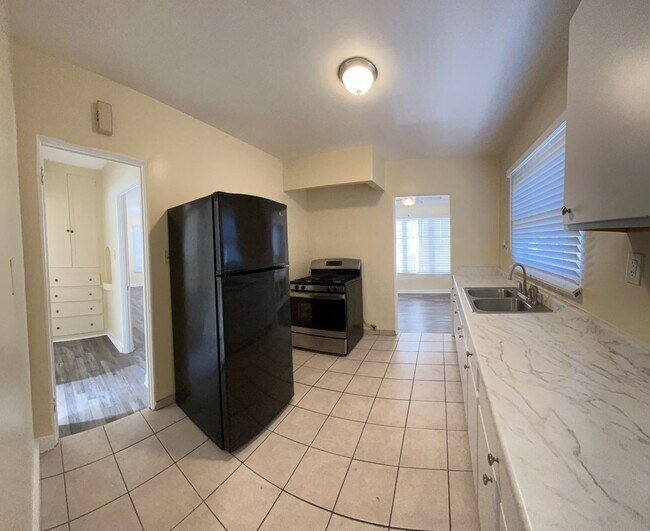 Building Photo - LARGE DOWNSTAIRS ONE BEDROOM ONE BATH!