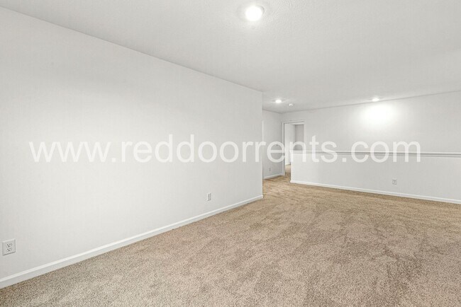 Building Photo - ? Move In Now and Get 6 Months of the Resi...