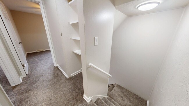 Building Photo - Elyria - updated 2 bedroom/1 bath townhouse.
