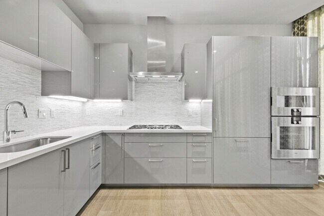 Building Photo - Stunning high rise unit in the affluent River Oaks District!