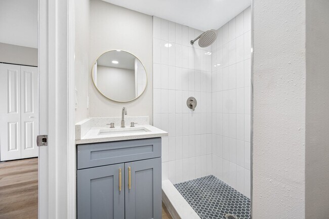 Building Photo - Davis Islands! RARE 3/2 FRESHLY RENOVATED,...