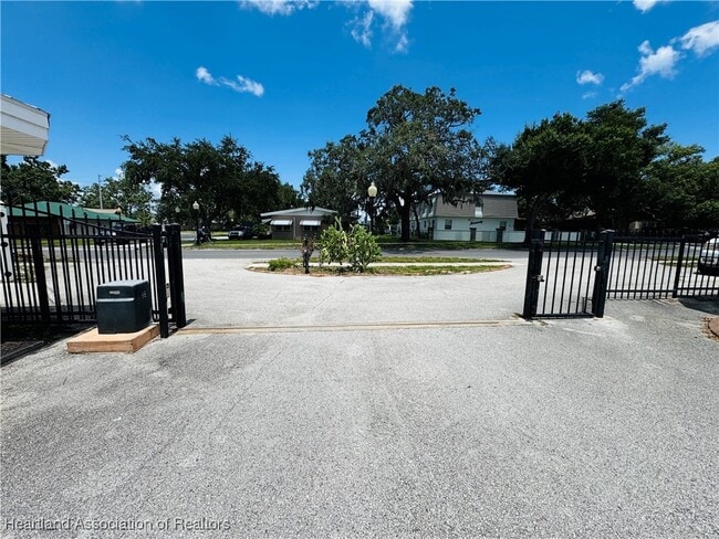 Building Photo - 2121 Lakeview Dr