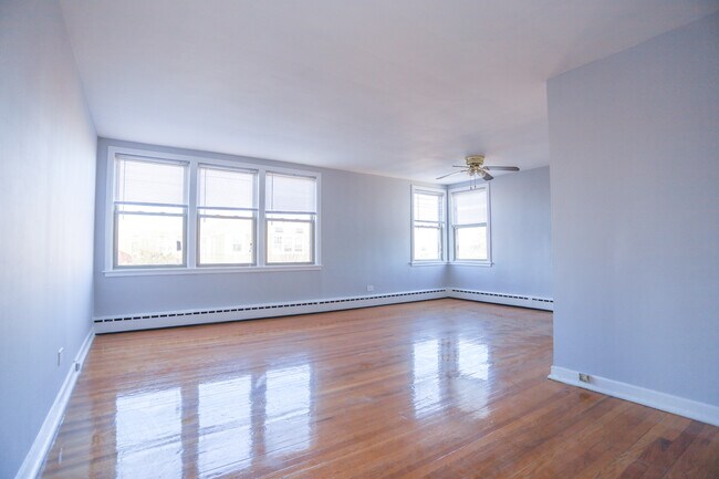 Building Photo - 2417 W Farragut-3A