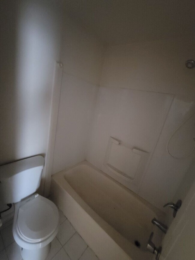 Building Photo - Holiday Deposit Special!  $1300!!!