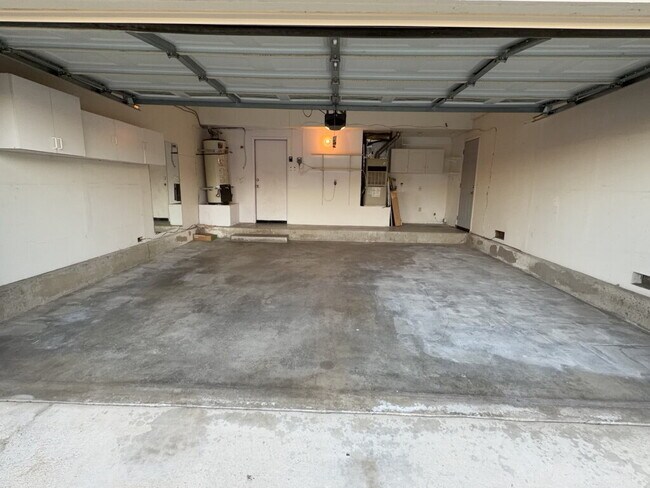 Building Photo - "Charming 4-Bedroom Oasis with 2 Full Bath...