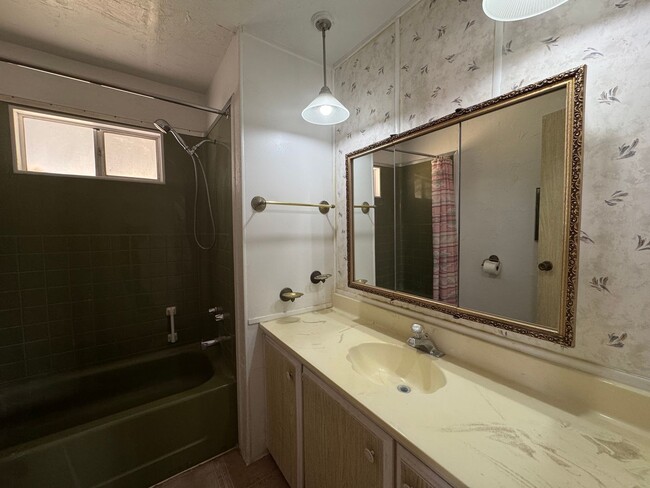 Building Photo - Spacious Rental in Bullhead City