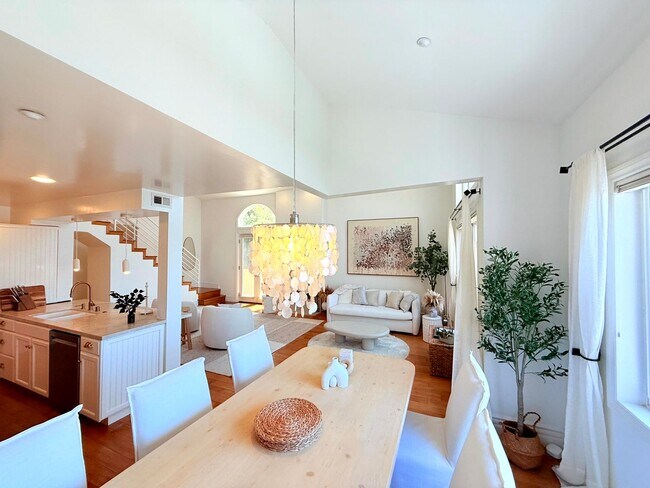 Building Photo - Sophisticated Bright & Spacious Furnished ...
