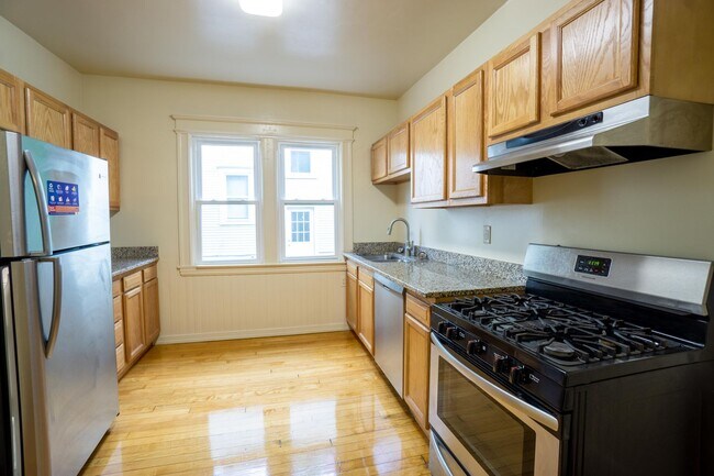 Building Photo - Newly Renovated 3 Blocks From ESF and SU C...