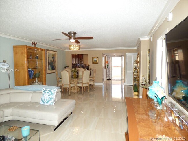 Building Photo - 1523 E Hillsboro Blvd