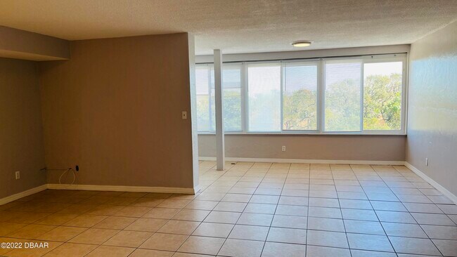 Building Photo - 732 N Halifax Ave