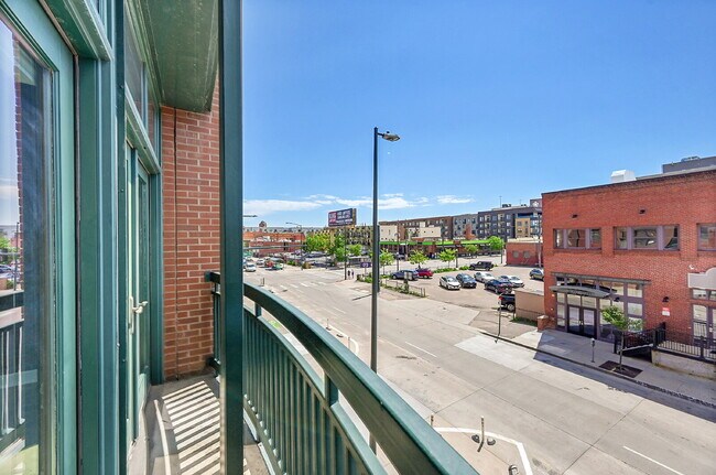 Building Photo - $2,500 - 1 Bed 1 Bath Condo with Central A...