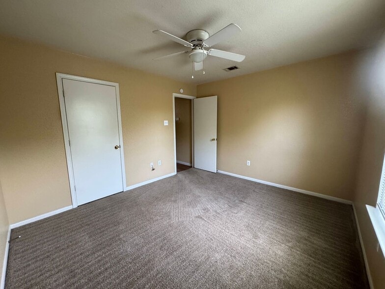 Building Photo - 1002 Circle M Dr