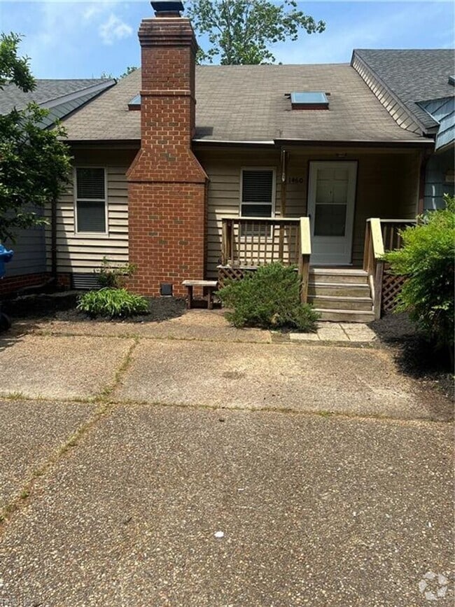 Building Photo - Terrific Townhome