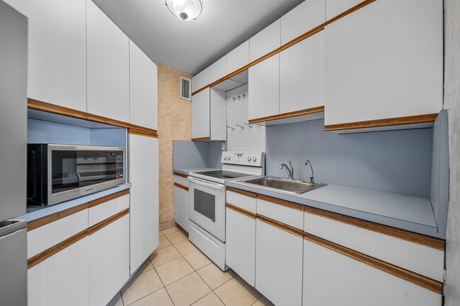 Building Photo - 1450 Palisade Ave