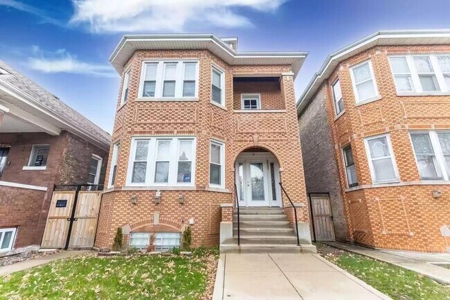 Primary Photo - 6422 S Maplewood Ave