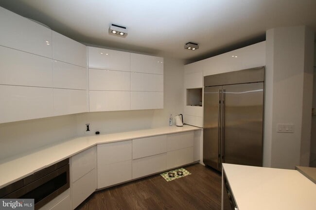 Building Photo - 554 Carson Terrace