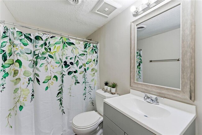 Building Photo - 558 College St