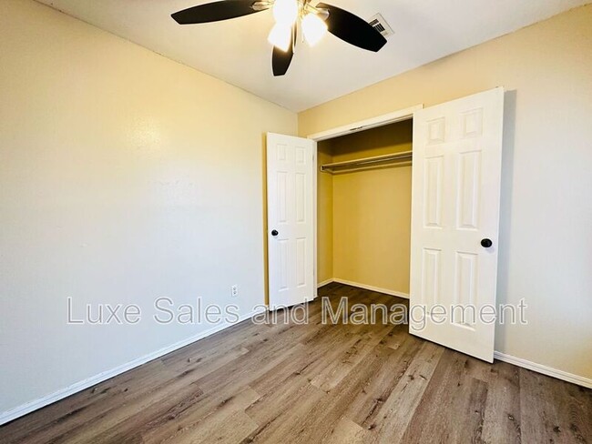 Building Photo - 522 Peppertree Ln