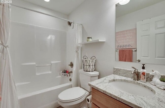 Building Photo - Luxurious 3 Bedroom with Spacious Rooms an...