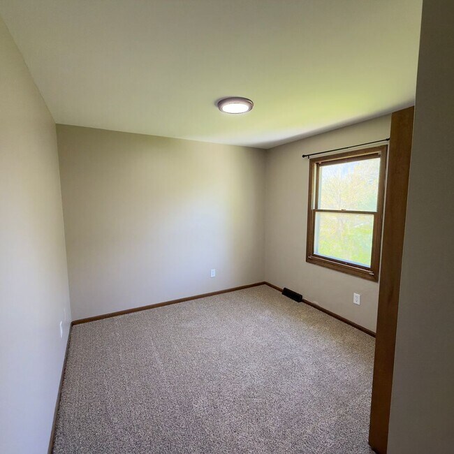 Building Photo - Updated Two Bedroom Duplex in Jenison!