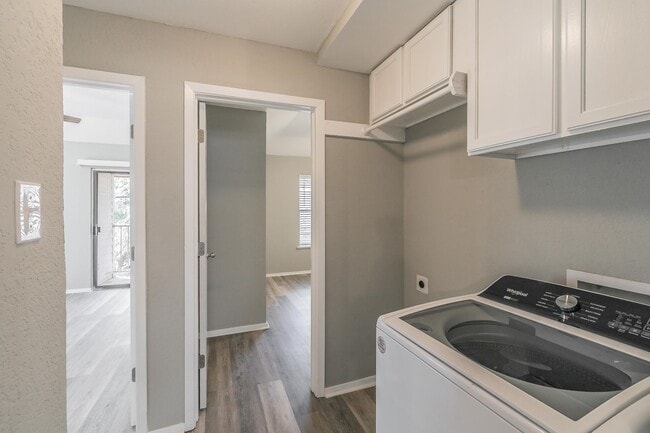 Building Photo - COMING SOON! FULLY REMODELED 2 bedroom, 2 ...