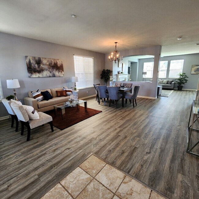 Building Photo - 4 bed 2.5 bath Single Family Home