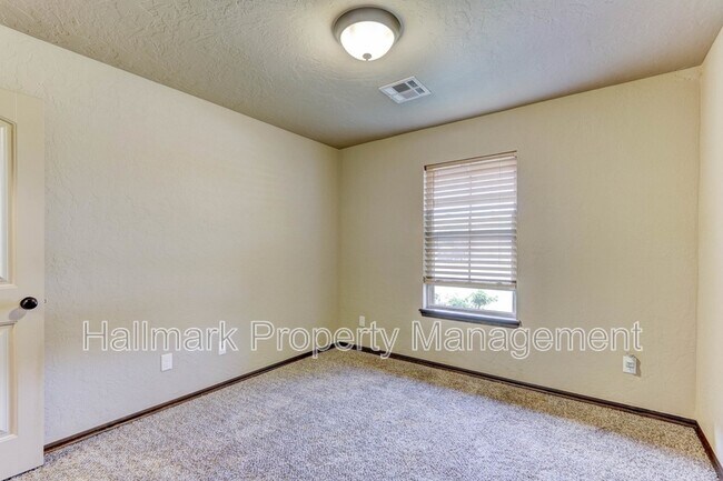 Building Photo - 920 SW 13th St