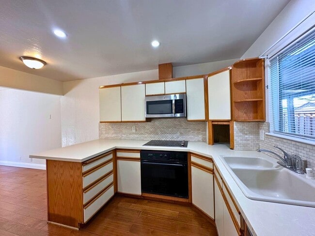 Building Photo - 2047 Montecito Ave