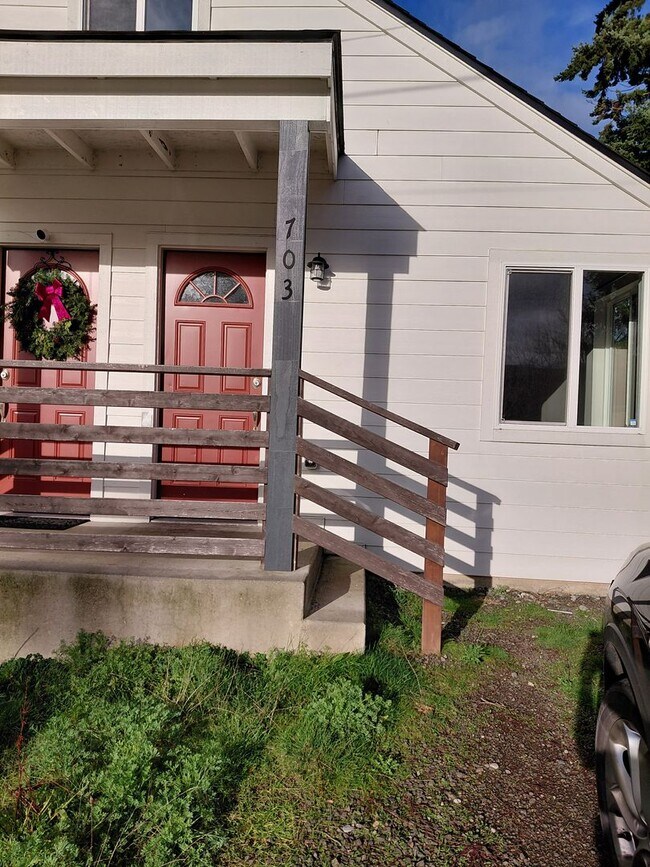 Building Photo - Cozy updated 1 bedroom with rooftop deck