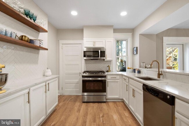 Building Photo - 404 S Jackson St