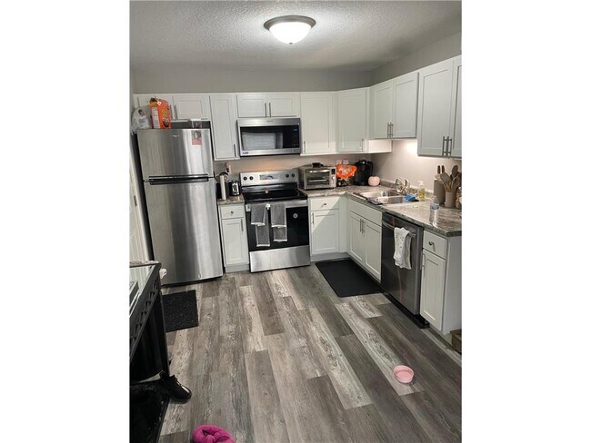 Building Photo - 553 Lemon St N