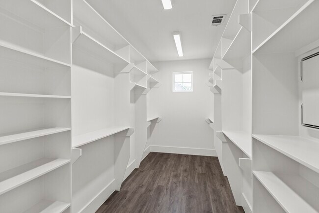 Building Photo - 1421 W 23rd St