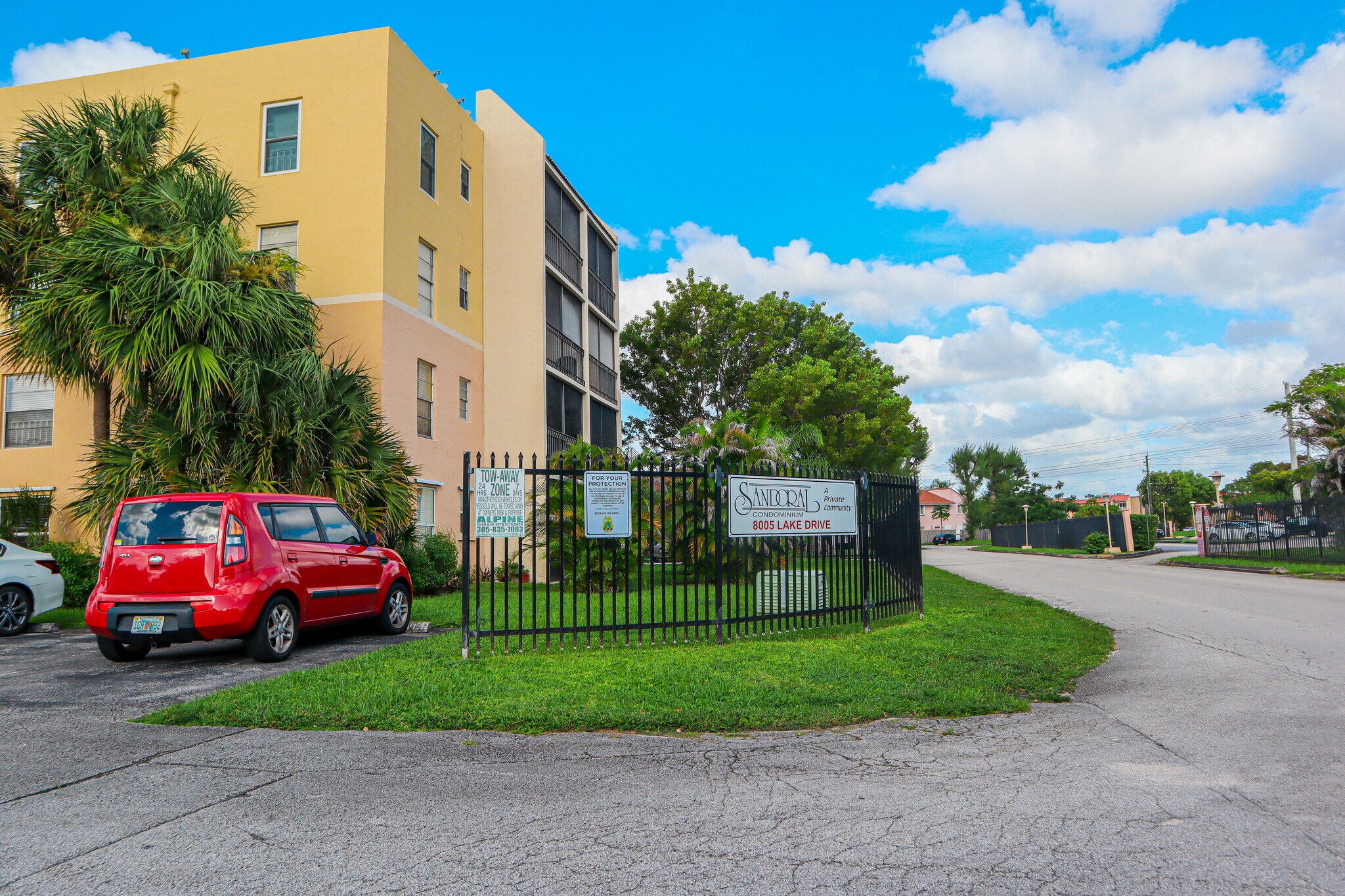 Building Photo - 8005 Lake Dr