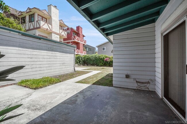 Building Photo - 643 Nautilus St