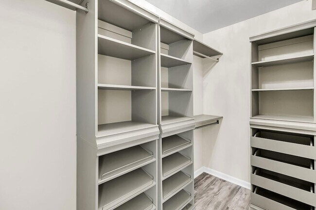 Building Photo - 121 Sully St