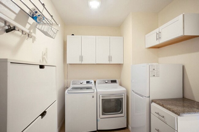 Building Photo - 2120 Waterbury Ln