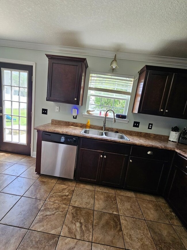 Building Photo - Spacious 5-Bedroom, 3-Bathroom Home for Re...