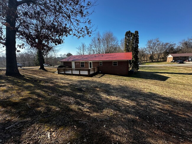 Building Photo - 3 bedroom/1.5 bath brick home for rent in ...