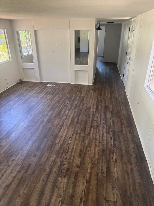 Building Photo - 933 S Pine Lake Rd