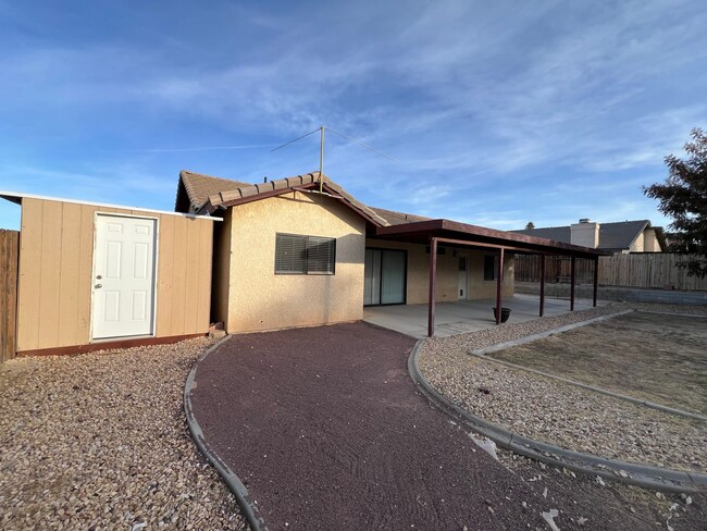 Building Photo - Beautiful 3 Bedroom 2 Bathroom House in Co...