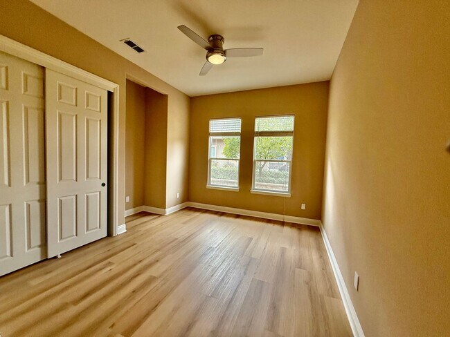 Building Photo - Executive Home available NOW