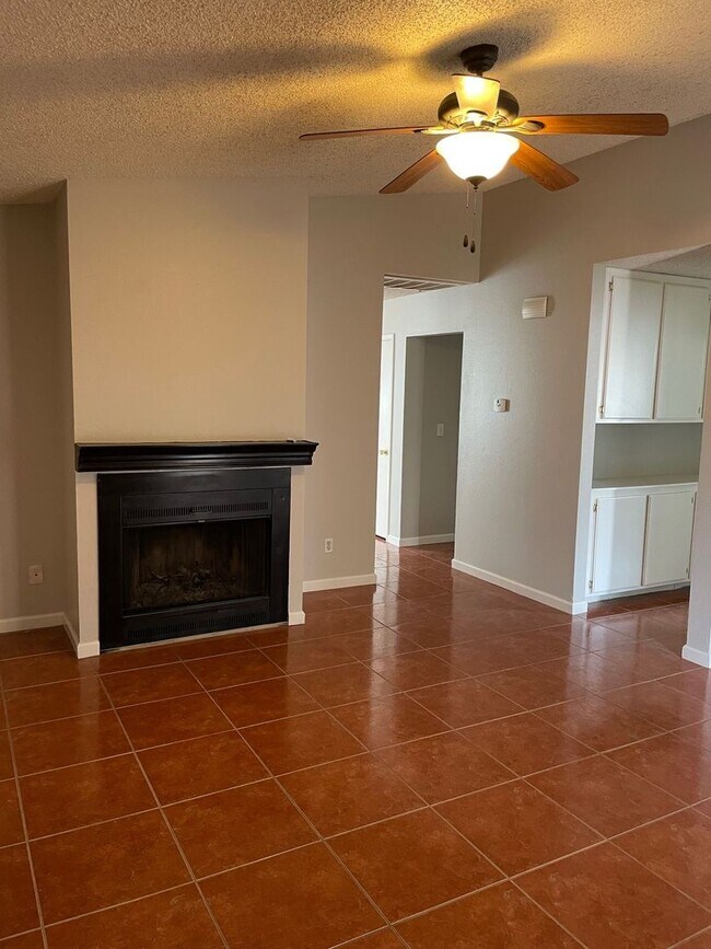 Building Photo - 2 bedroom 2 bath house near Desert Shores/ Available 4/1/2026