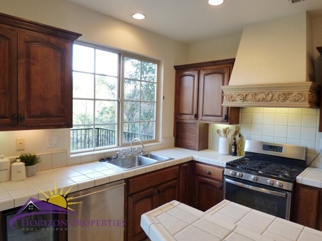 Building Photo - Modern Three-story 5 Bed 3.5 Bath 2,601 sqft Fair Oaks Home