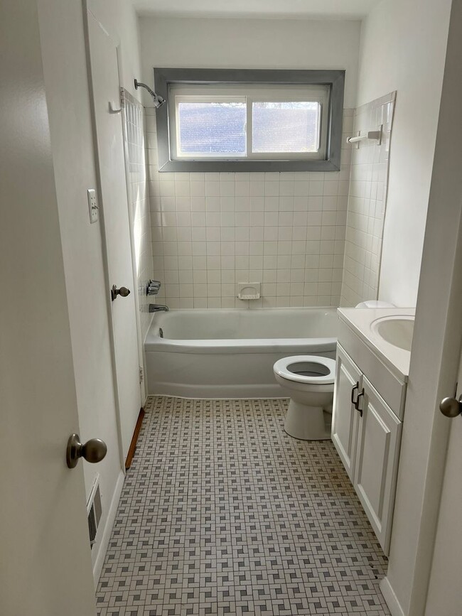 Building Photo - Lovely Split Level Close to Walter Reed, N...