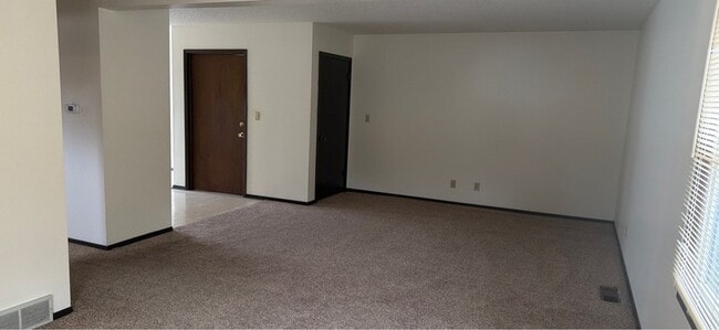 Building Photo - 512 Breezy Point Dr