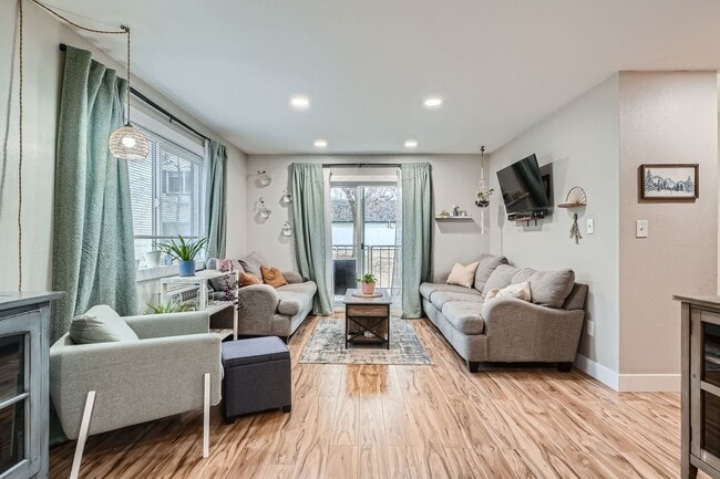 Building Photo - Modern Comfort Meets City Convenience in D...