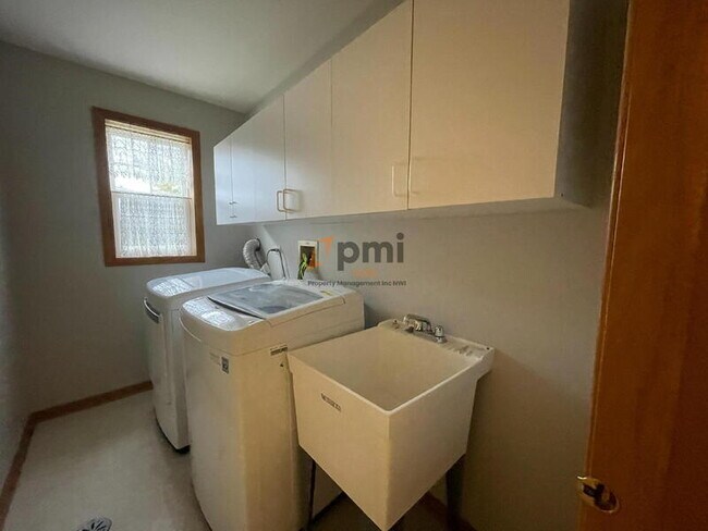 Building Photo - 725 Seminary Dr